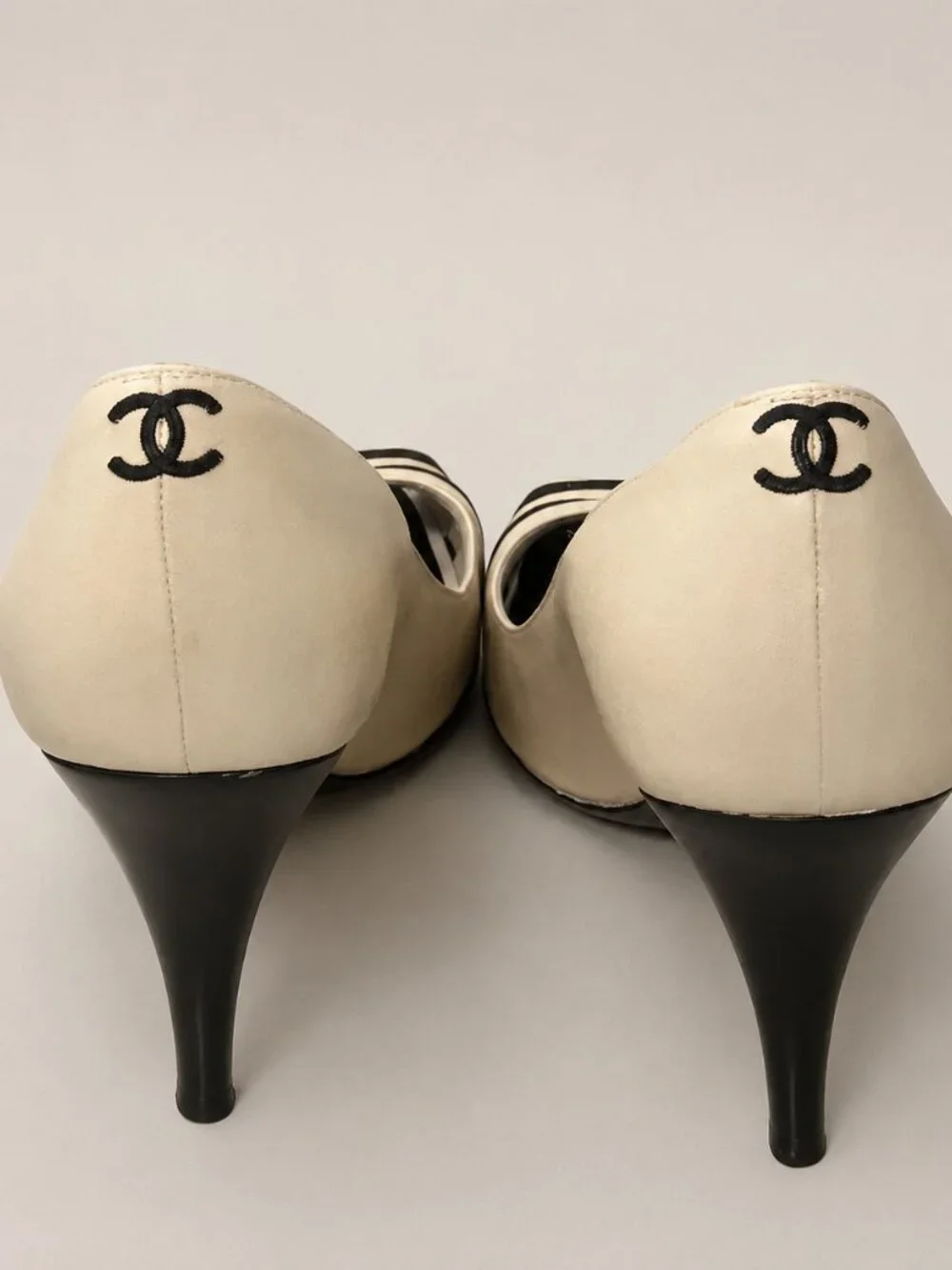 Vintage Chanel Two-Tone Cream White Black Peep-Toe Pumps IT 39 us size 8.5 rare